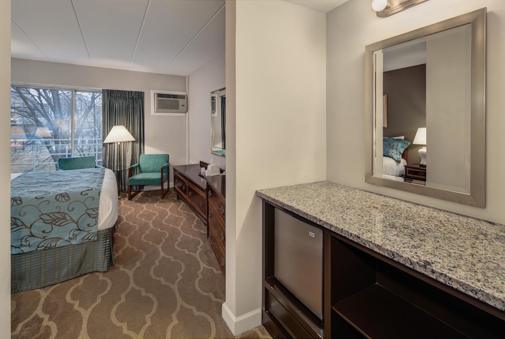 Americana Hotel Arlington Room photo