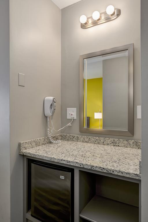 Americana Hotel Arlington Room photo